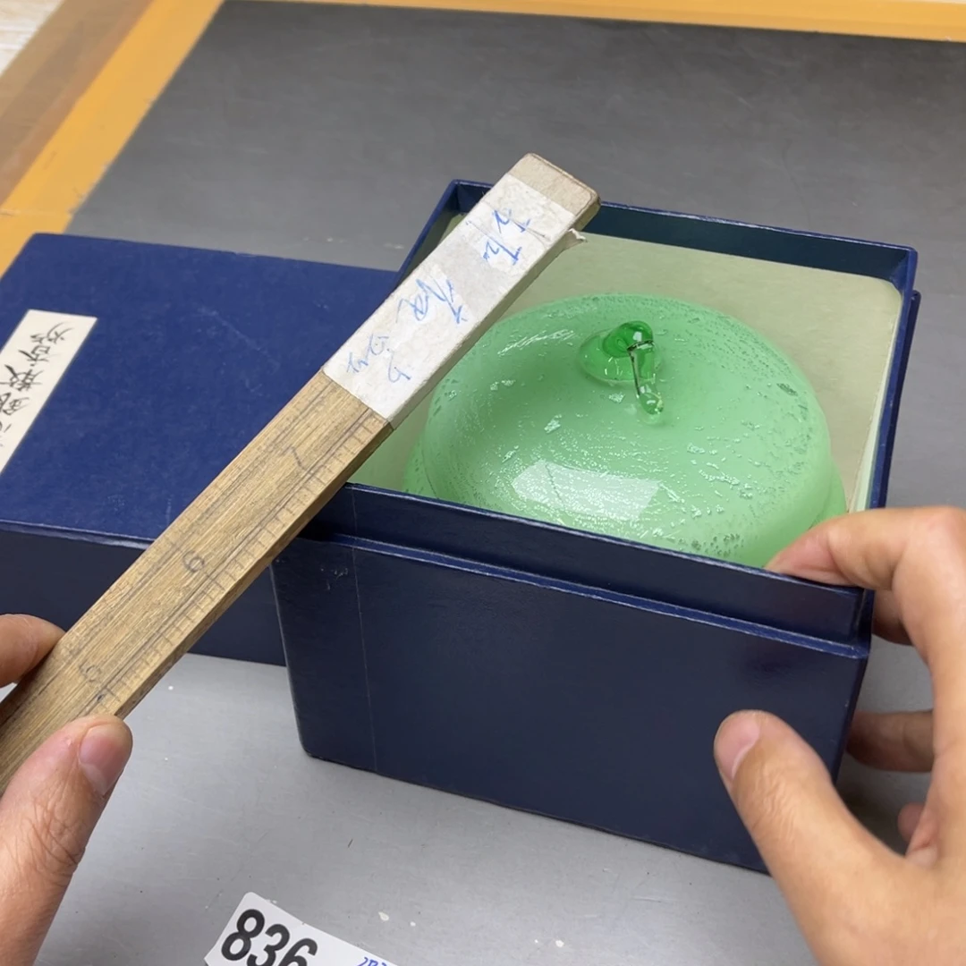 瓷片扣***钱密密麻麻地铺满一