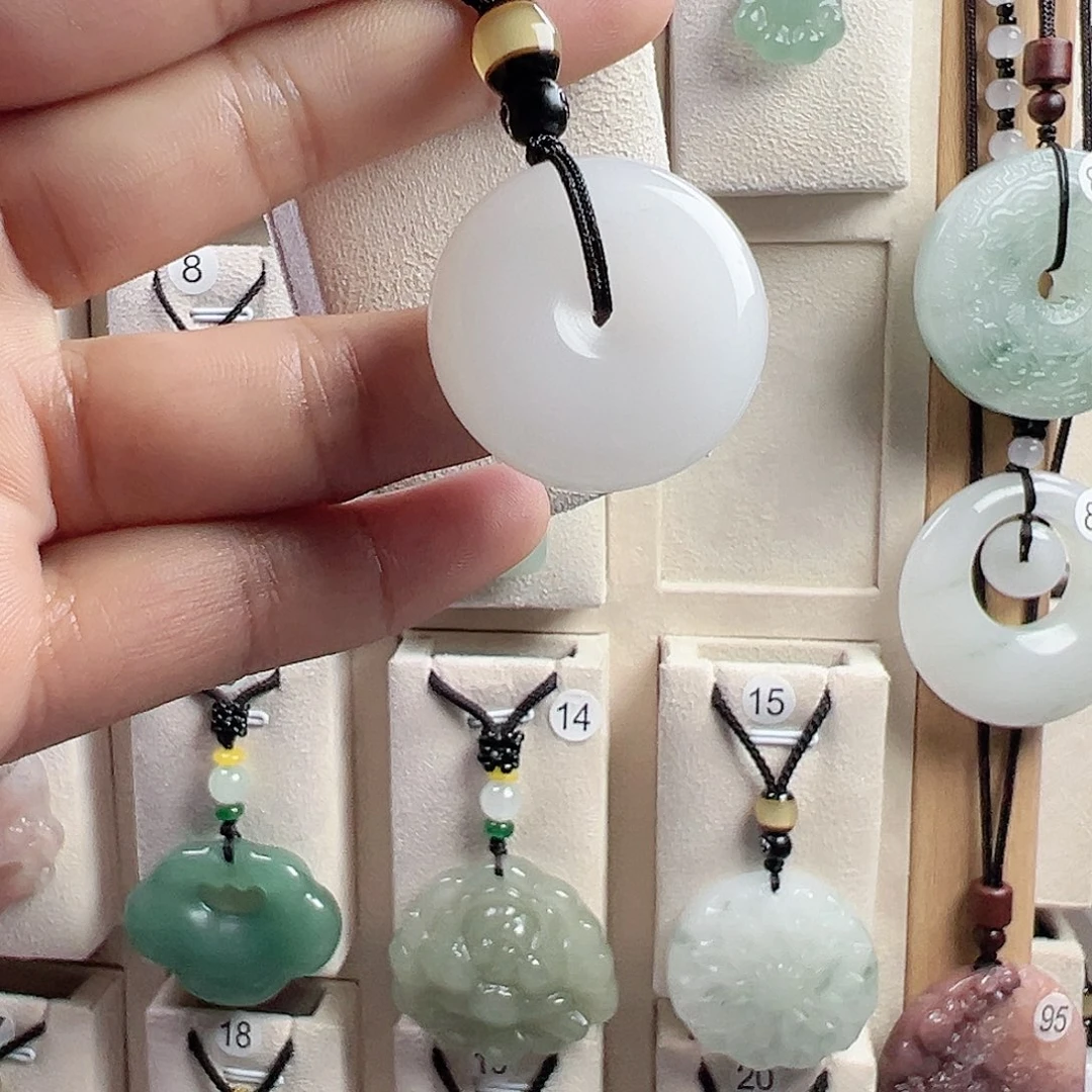 石英质玉（金丝玉）未镶嵌颈饰