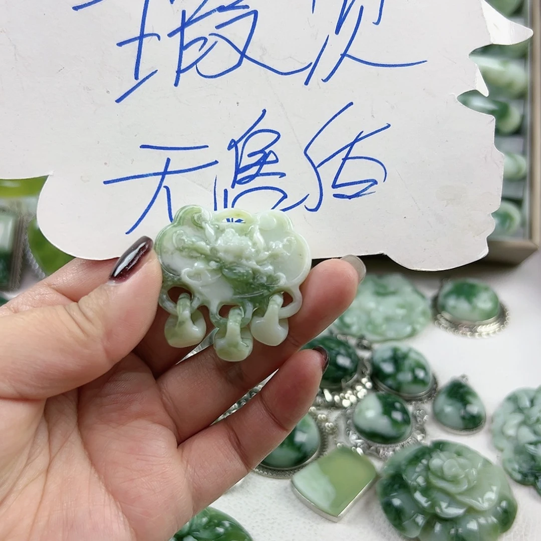 蛇纹石玉未镶嵌颈饰