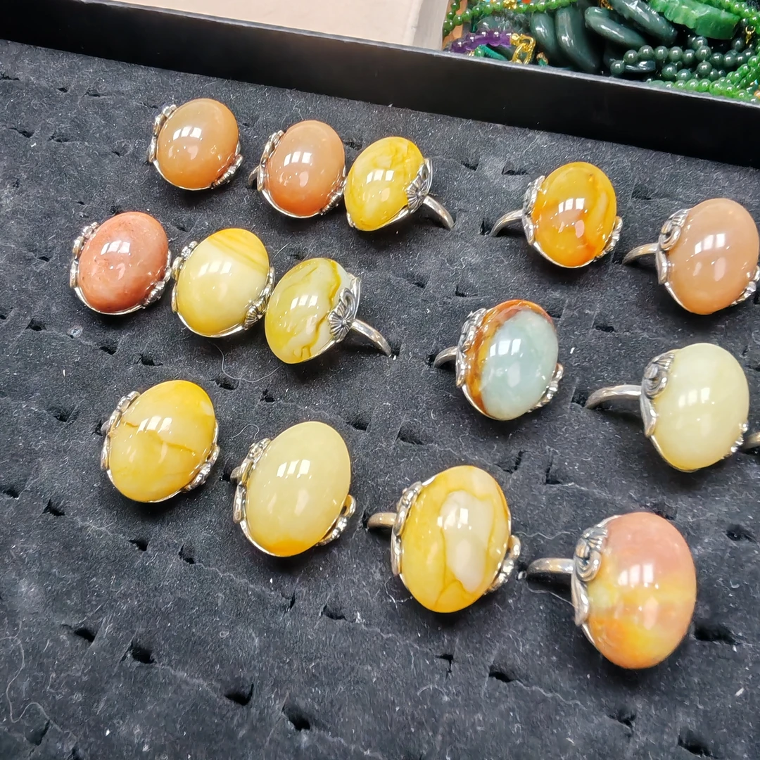 岫玉上品精美花玉鸽子蛋戒指（随机发货其中一个）