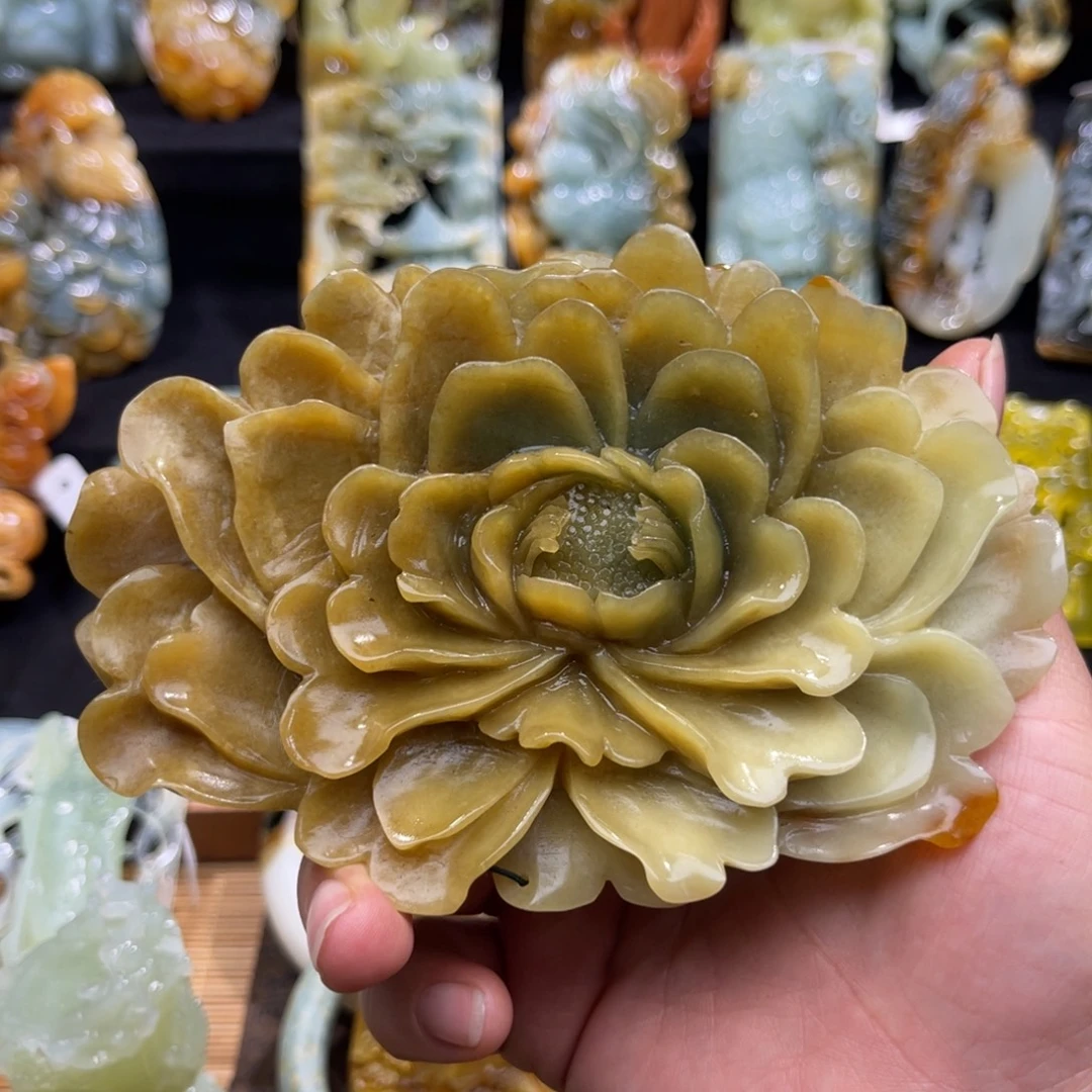 诺***米蛇纹石玉未镶嵌颈饰