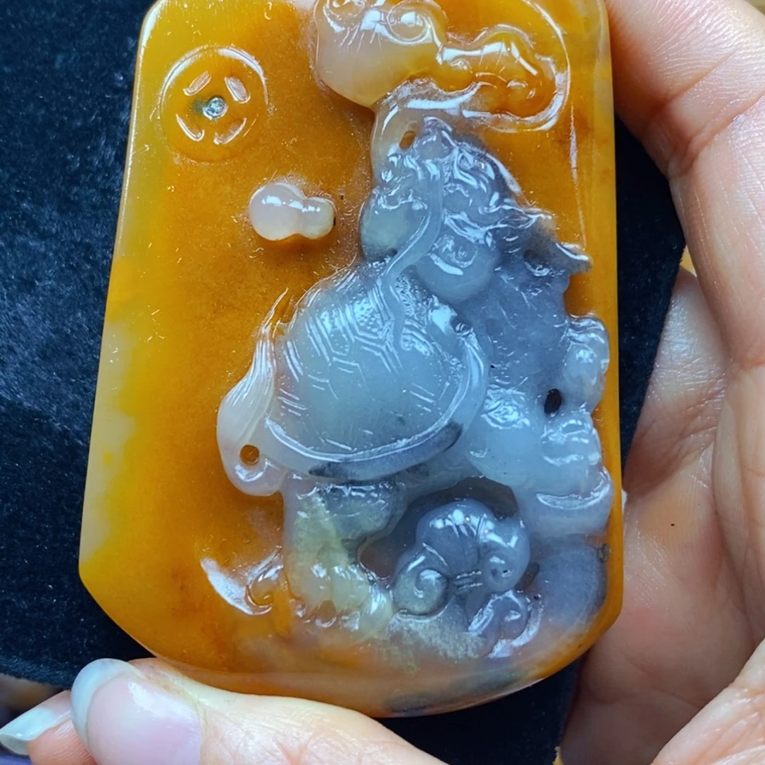 未镶嵌石英质玉（黄龙玉）颈饰