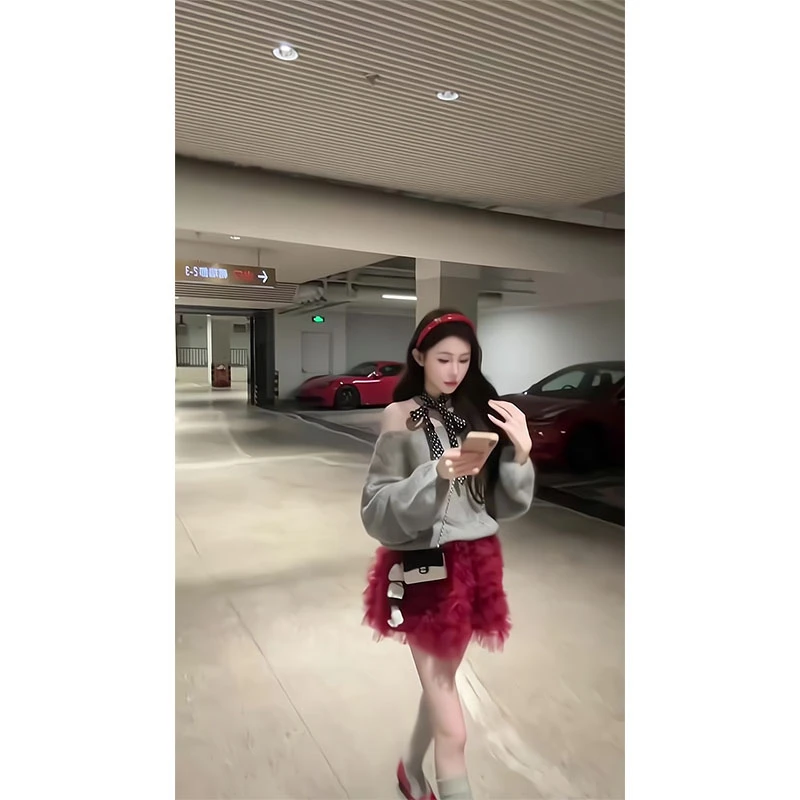 千金风洋气时髦斜肩露肩针织毛衣慵懒高级感秋季上衣女红色蓬蓬裙