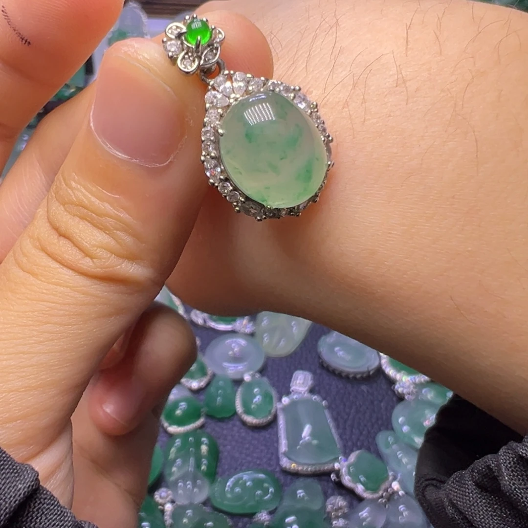 石英质玉（非洲翠）未镶嵌颈饰