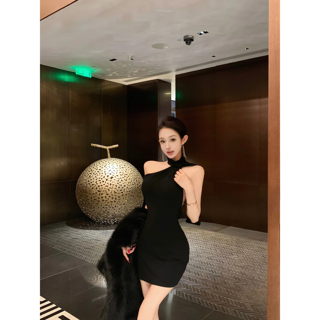 法式黑色飘带无袖挂脖连衣裙女秋季修身收腰礼服裙子纯欲包臀短裙