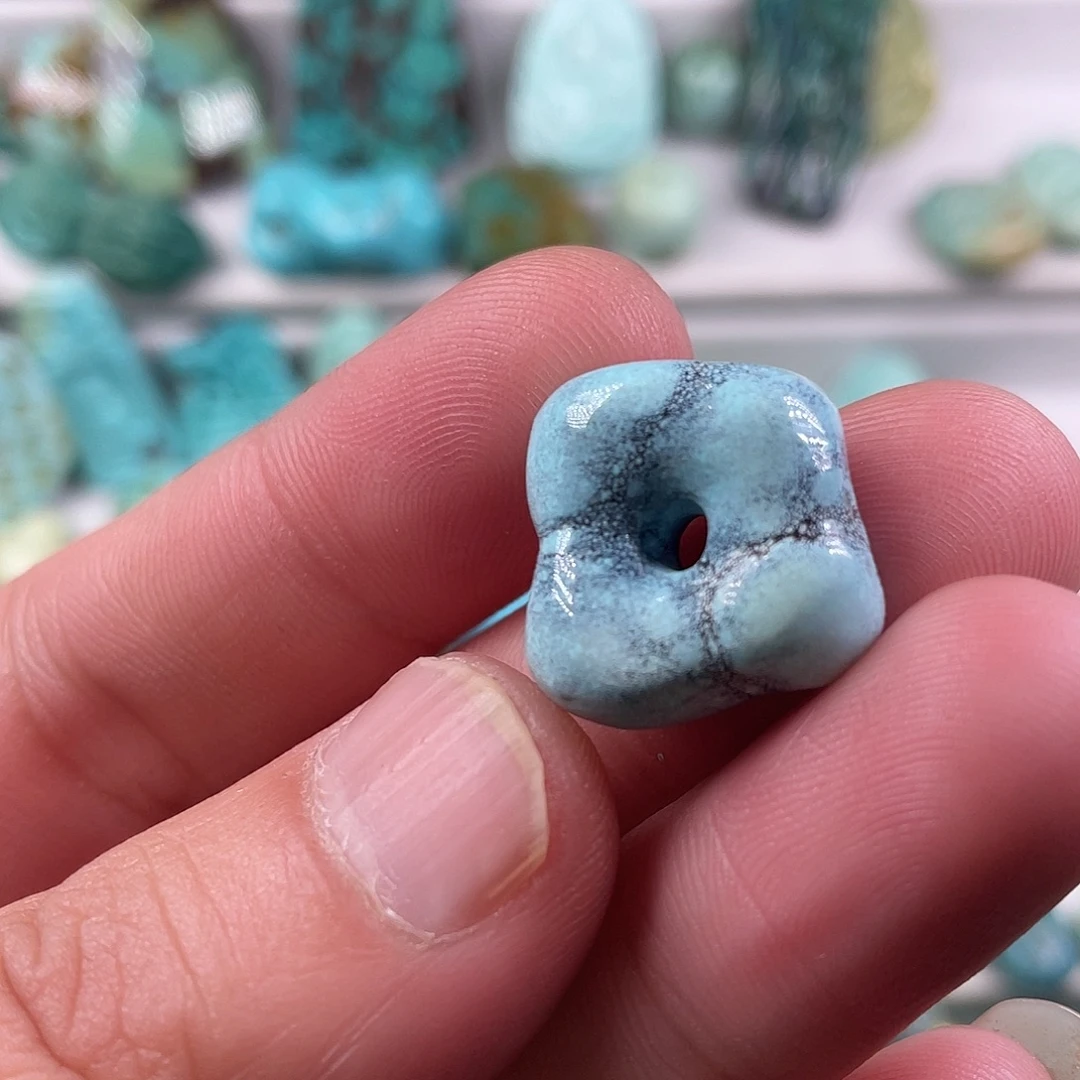 绿松石未镶嵌颈饰