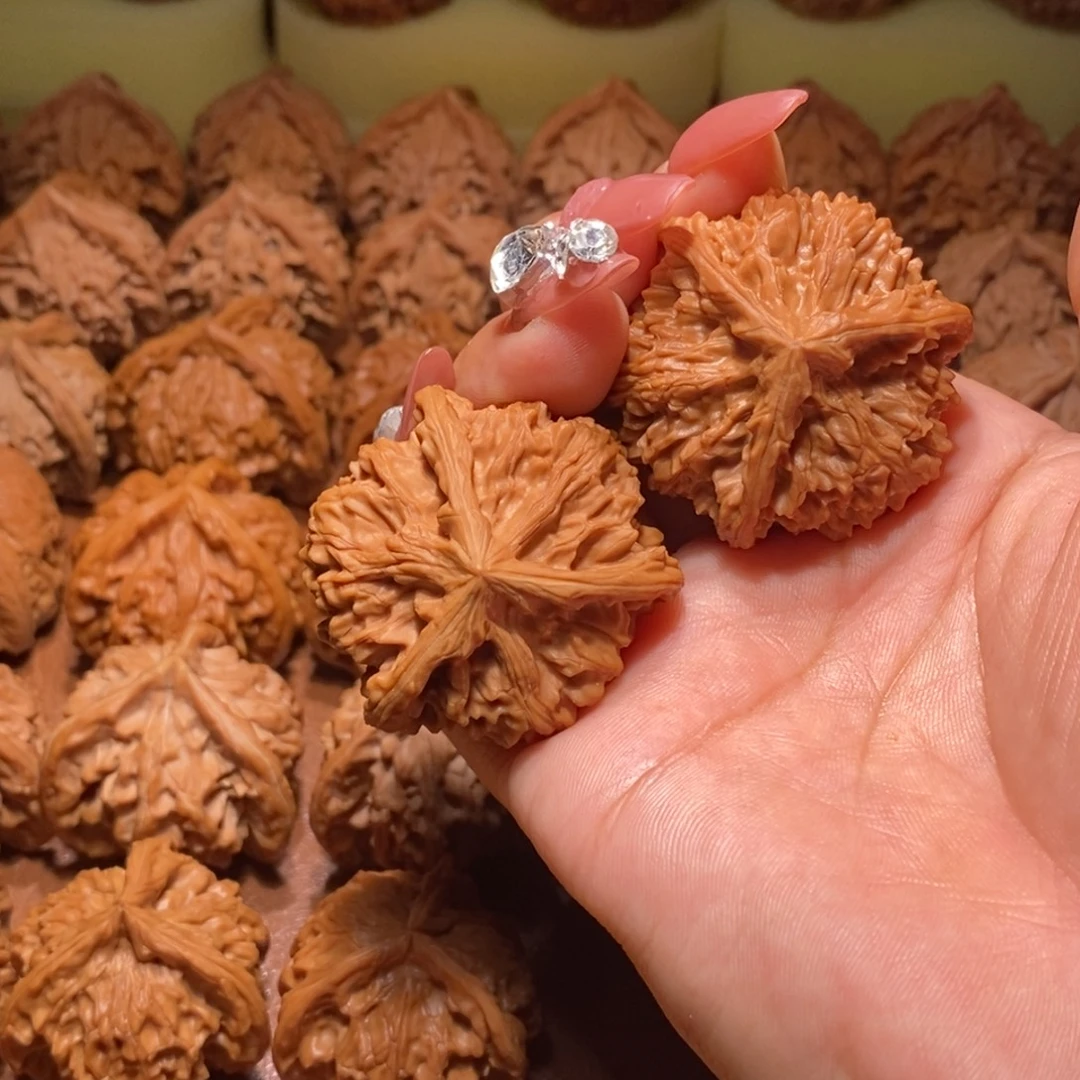 •***u文山文玩核桃手把件