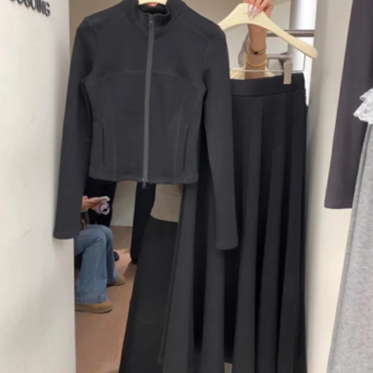 新款休闲运动上衣➕百褶裙两件套