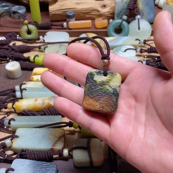 蛇纹石玉挂件未镶嵌真****？