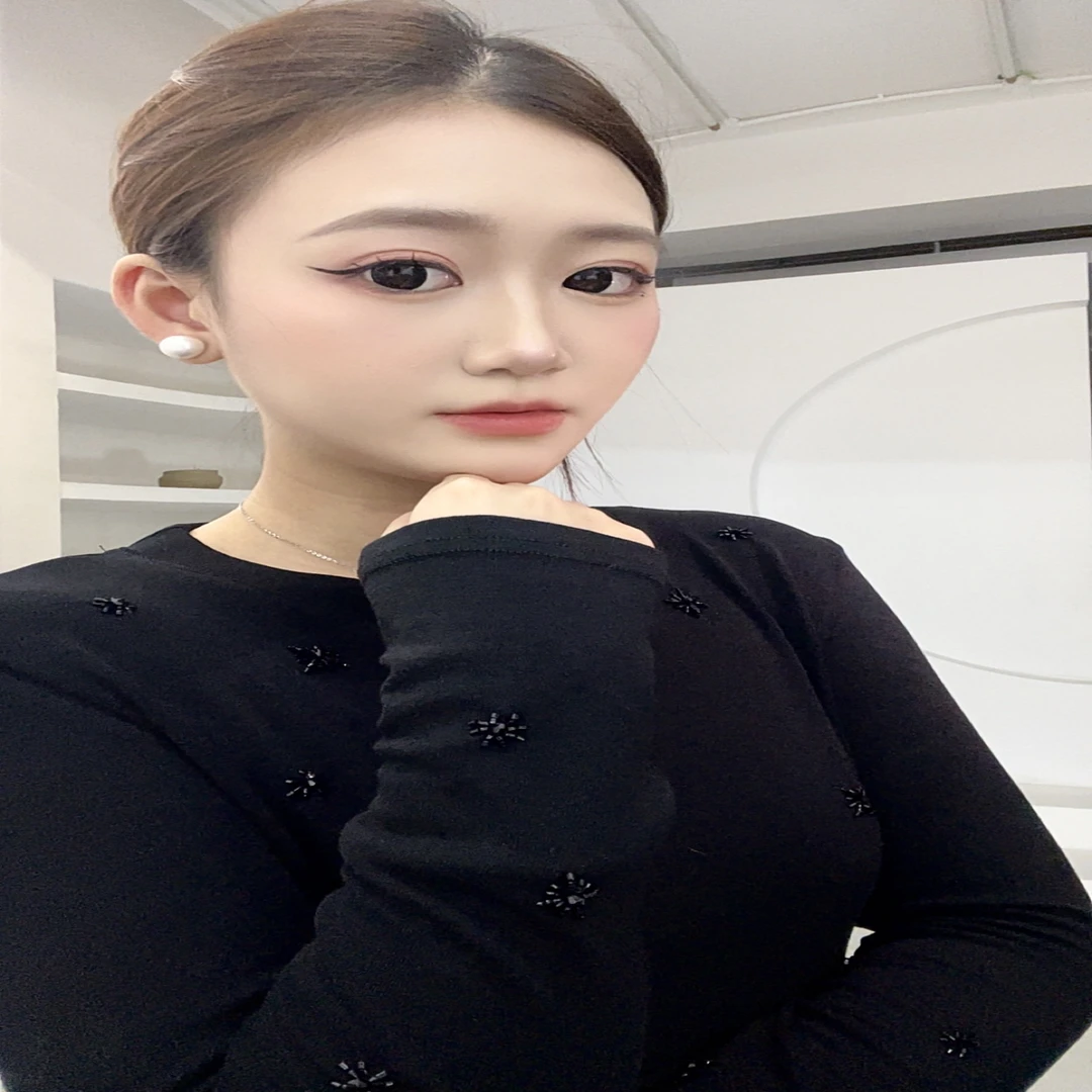 一杯热可可 软糯针织长袖手工钉珠圆领女常规适中冬季针织衫
