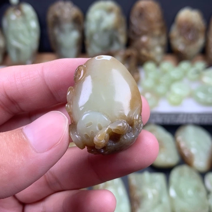 苗***店颈饰未镶嵌和田玉