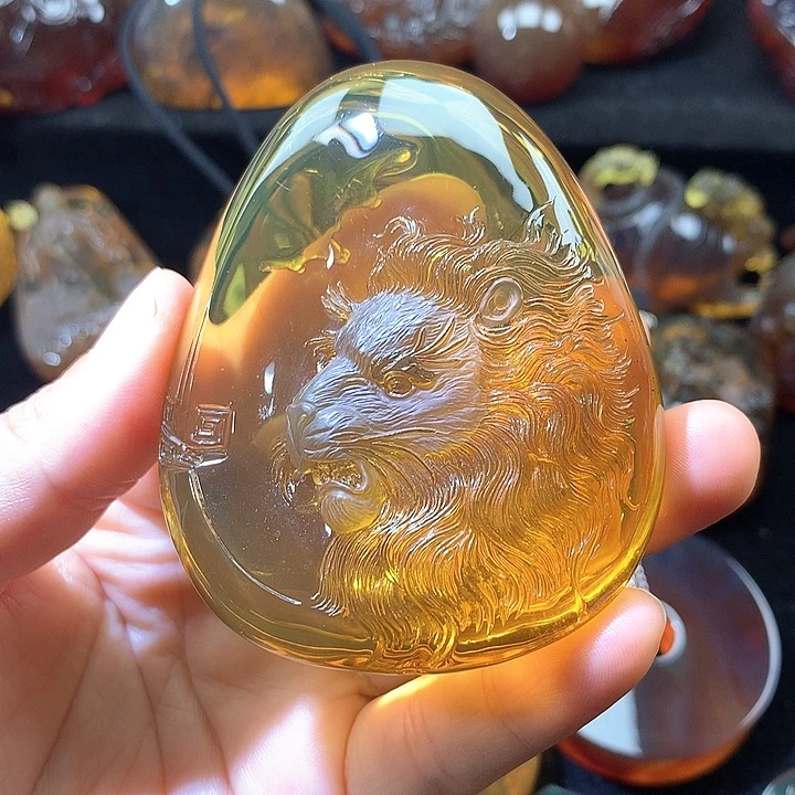 琥珀未镶嵌手串绿茶大师工雕刻狮王吊坠