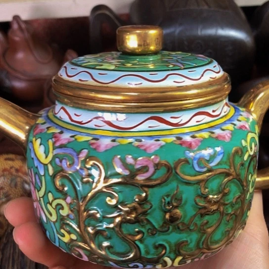 茶壶紫砂原矿泥料手工制作的一把紫砂壶。