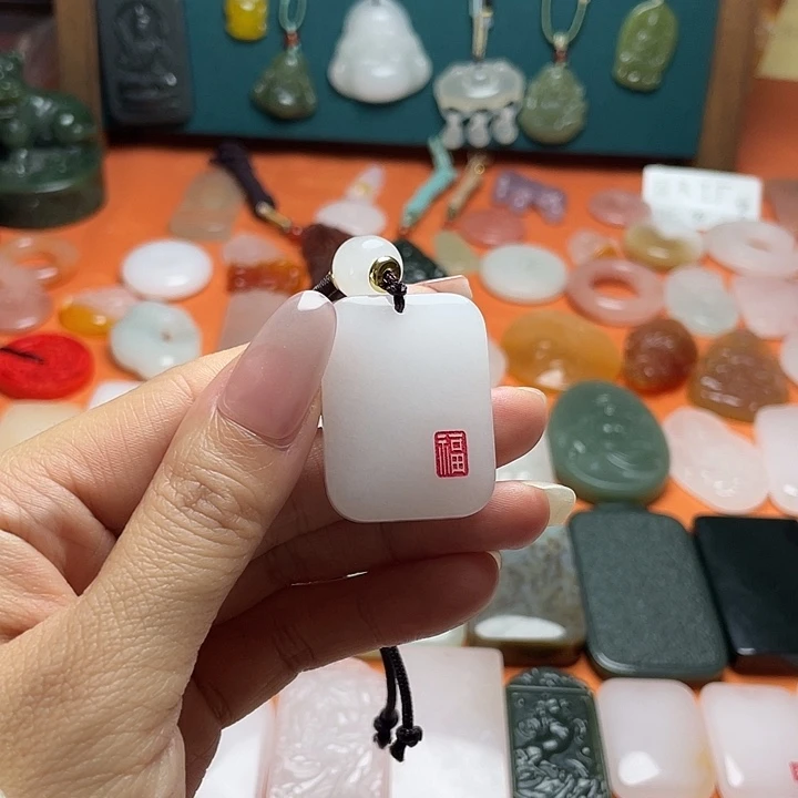 石英质玉（金丝玉）未镶嵌颈饰