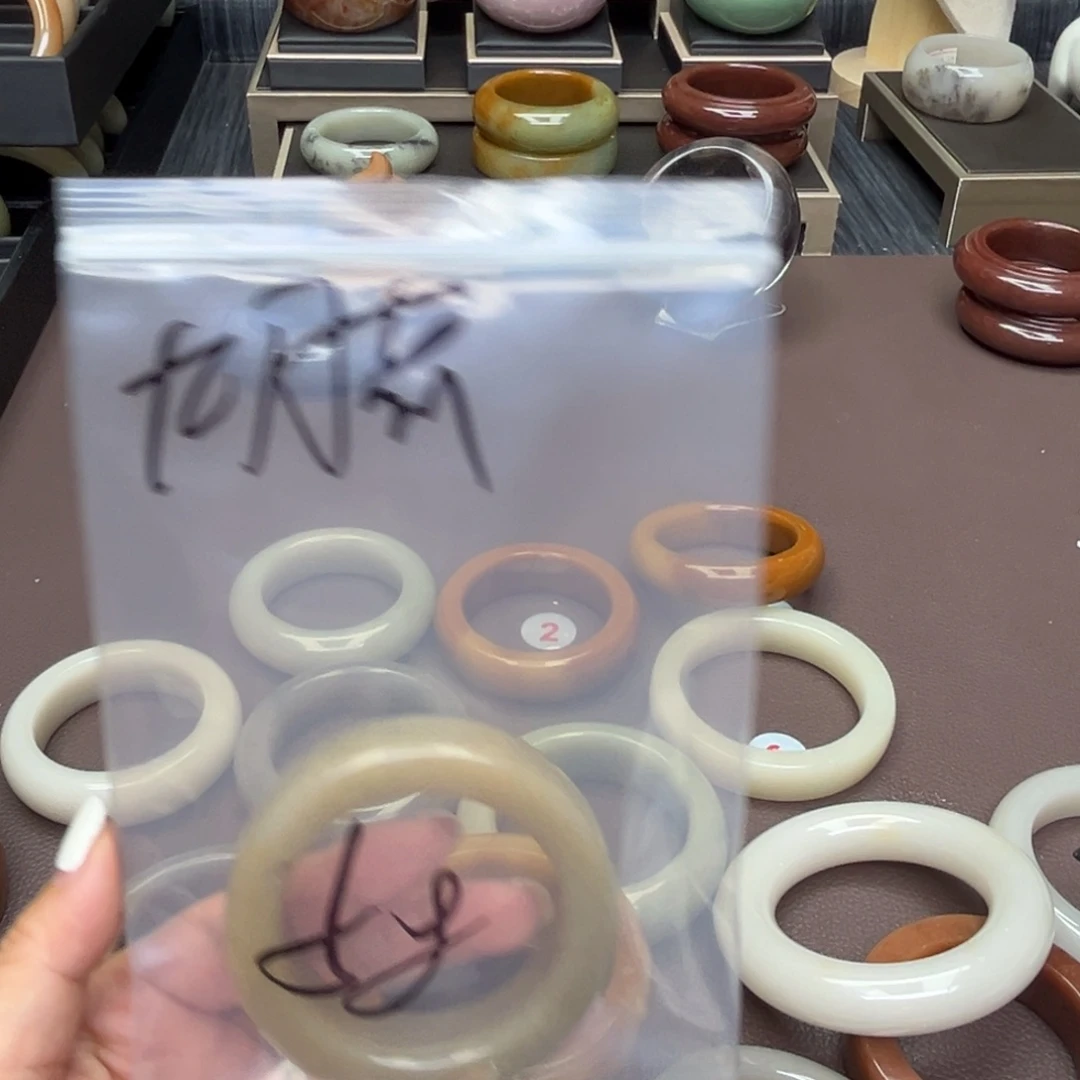 石英质玉手镯未镶嵌九*花