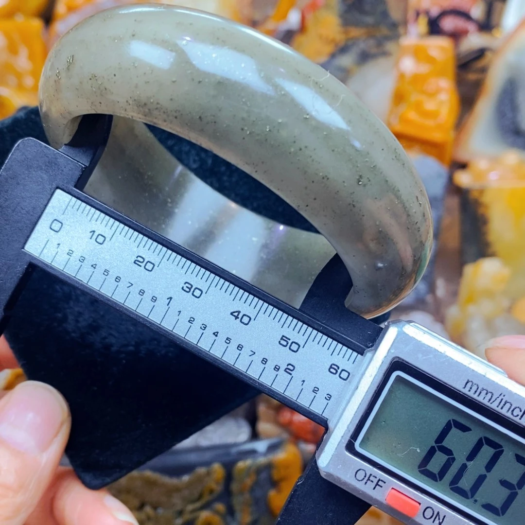 未镶嵌石英质玉（黄龙玉）颈饰