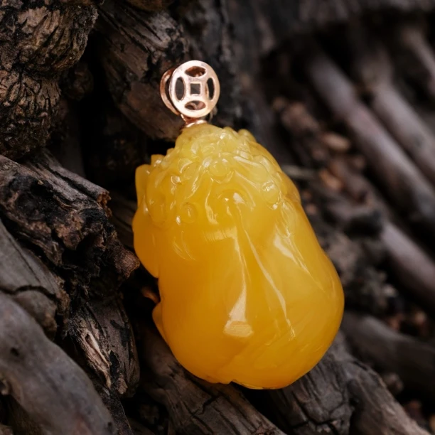 鸡油黄蜜蜡貔貅吊坠 18K镶嵌 尺寸28.4*19.3*15.7mm