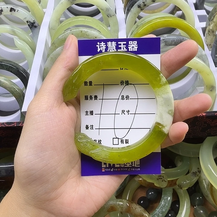 猪****蛇纹石玉未镶嵌手镯