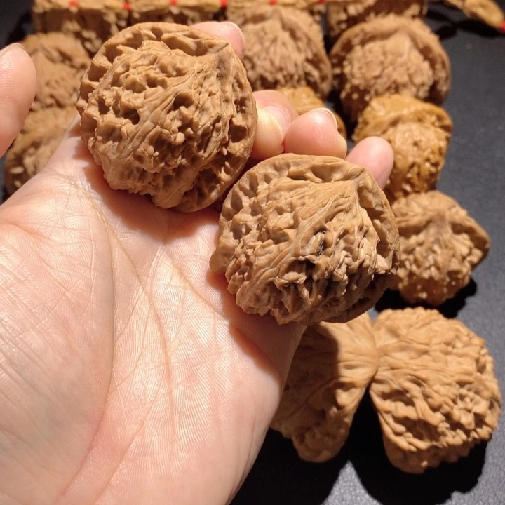 瞎***看文玩核桃吊坠白狮子