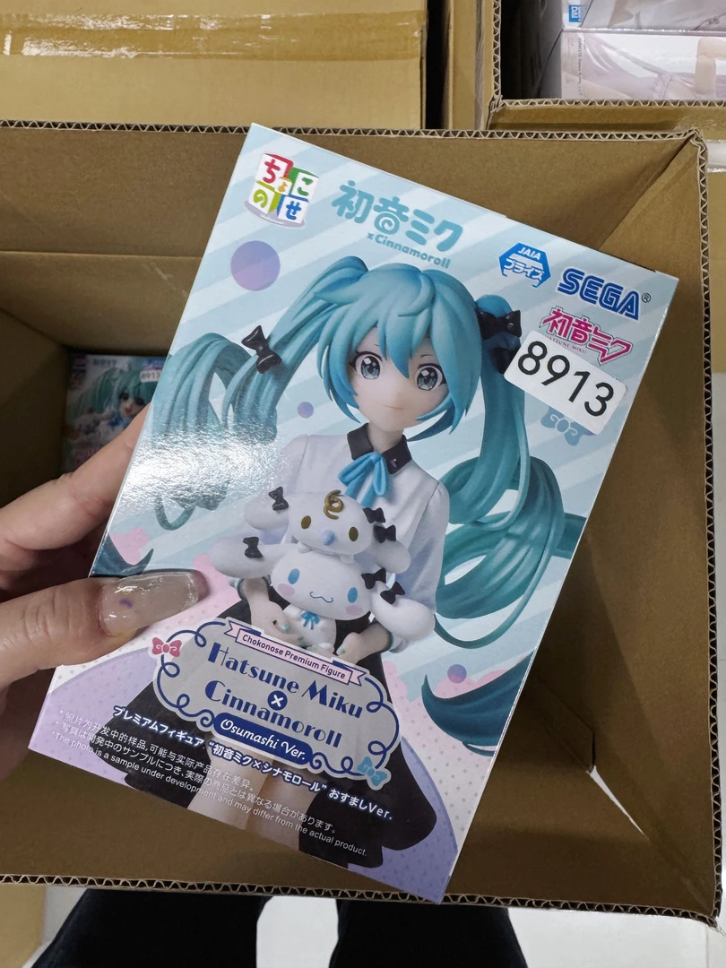 日版全新 初音未来x玉桂狗联名款 白色礼服 坐姿泡面压景品手办