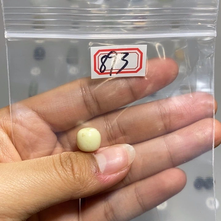 蛇纹石玉颈饰未镶嵌草***子