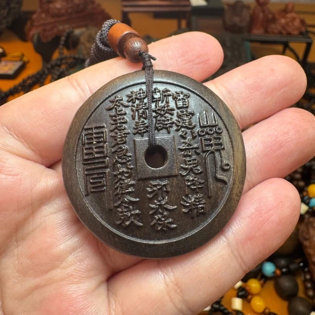 沉香木4.5/4.5山鬼花钱平安扣-绳子款越南沉香木双面精工挂件