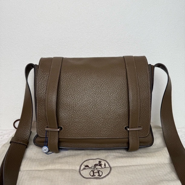 99新 Hermes/爱马仕 98新/4275男士时尚棕色全皮荔枝纹单肩包