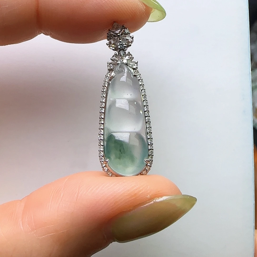 翡翠18K金镶嵌颈饰天然缅料A货 高冰飘花福豆