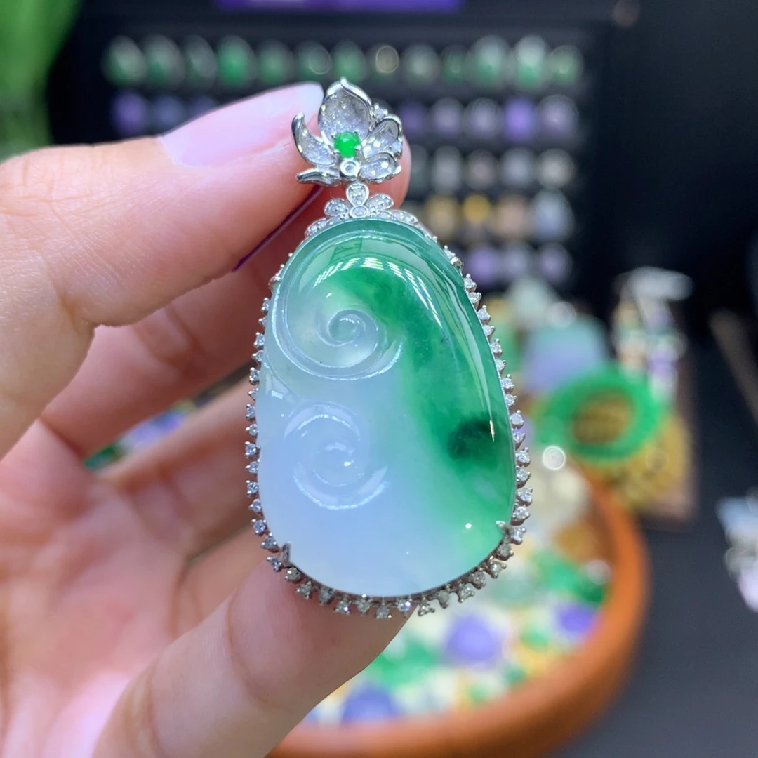 翡翠18K金镶嵌颈饰