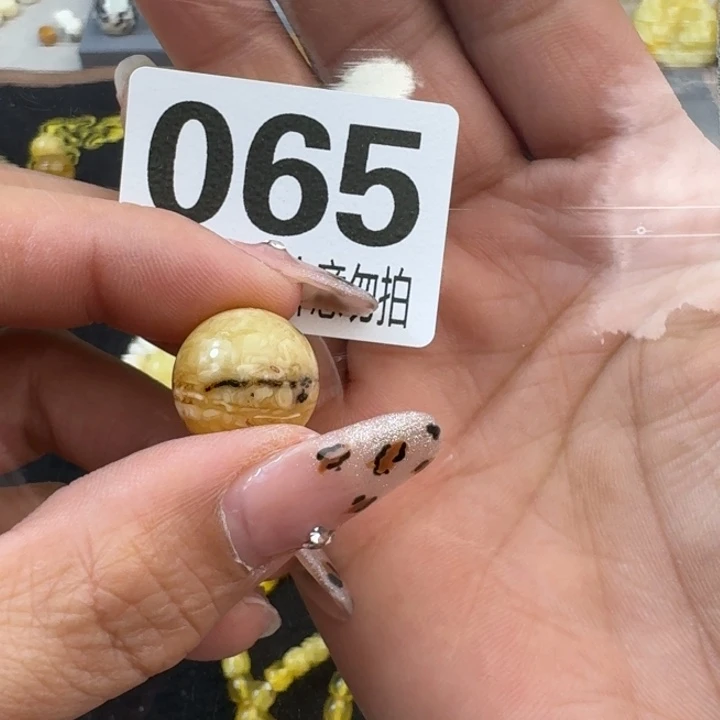 琥珀裸石未镶嵌道****鱼