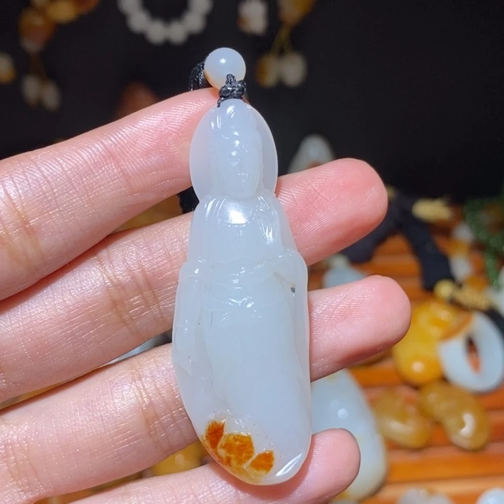 平***路和田玉未镶嵌颈饰