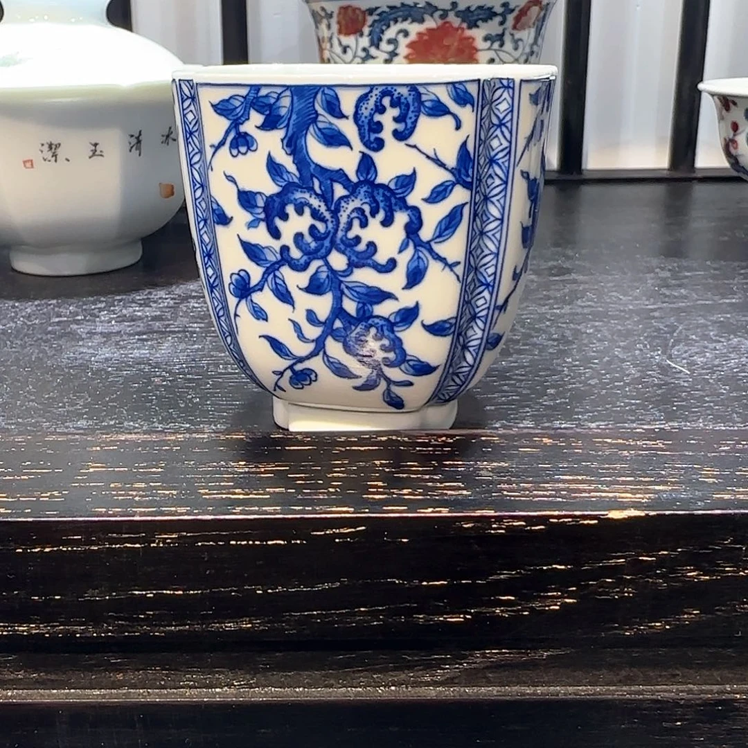 瓷摆件四方花卉的青花主人杯