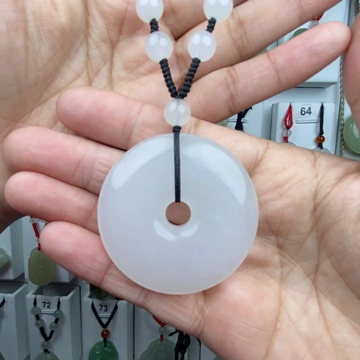 石英质玉未镶嵌颈饰