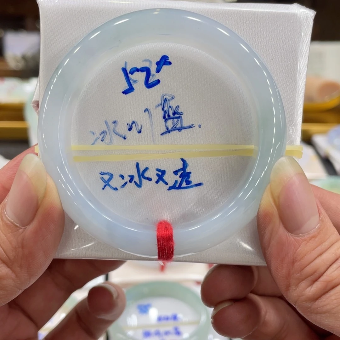 翡翠手镯未镶嵌翡翠手镯