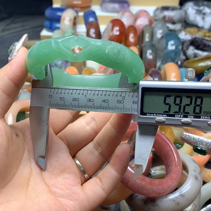 未镶嵌手镯石英质玉