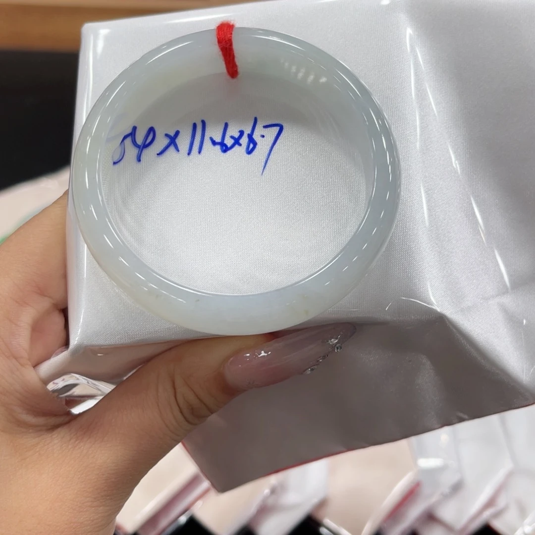 翡翠手镯未镶嵌翡翠