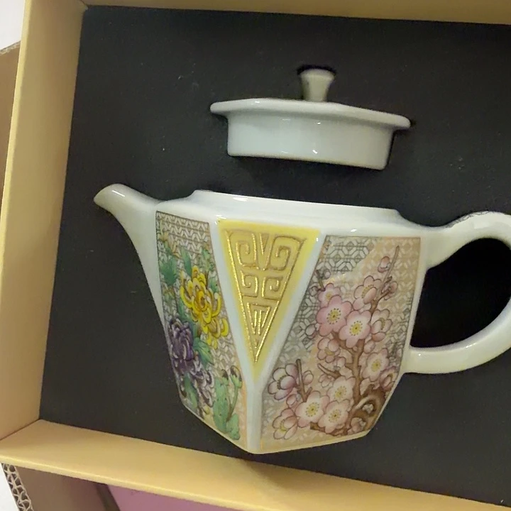 在***峰大唐窑制泡茶壶带盒子发