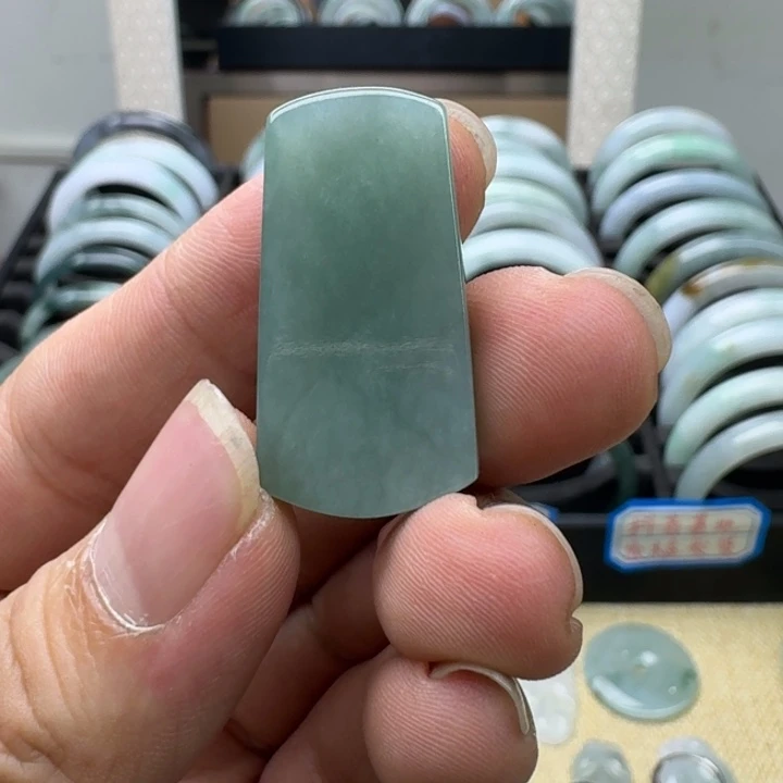 翡翠未镶嵌颈饰无事牌