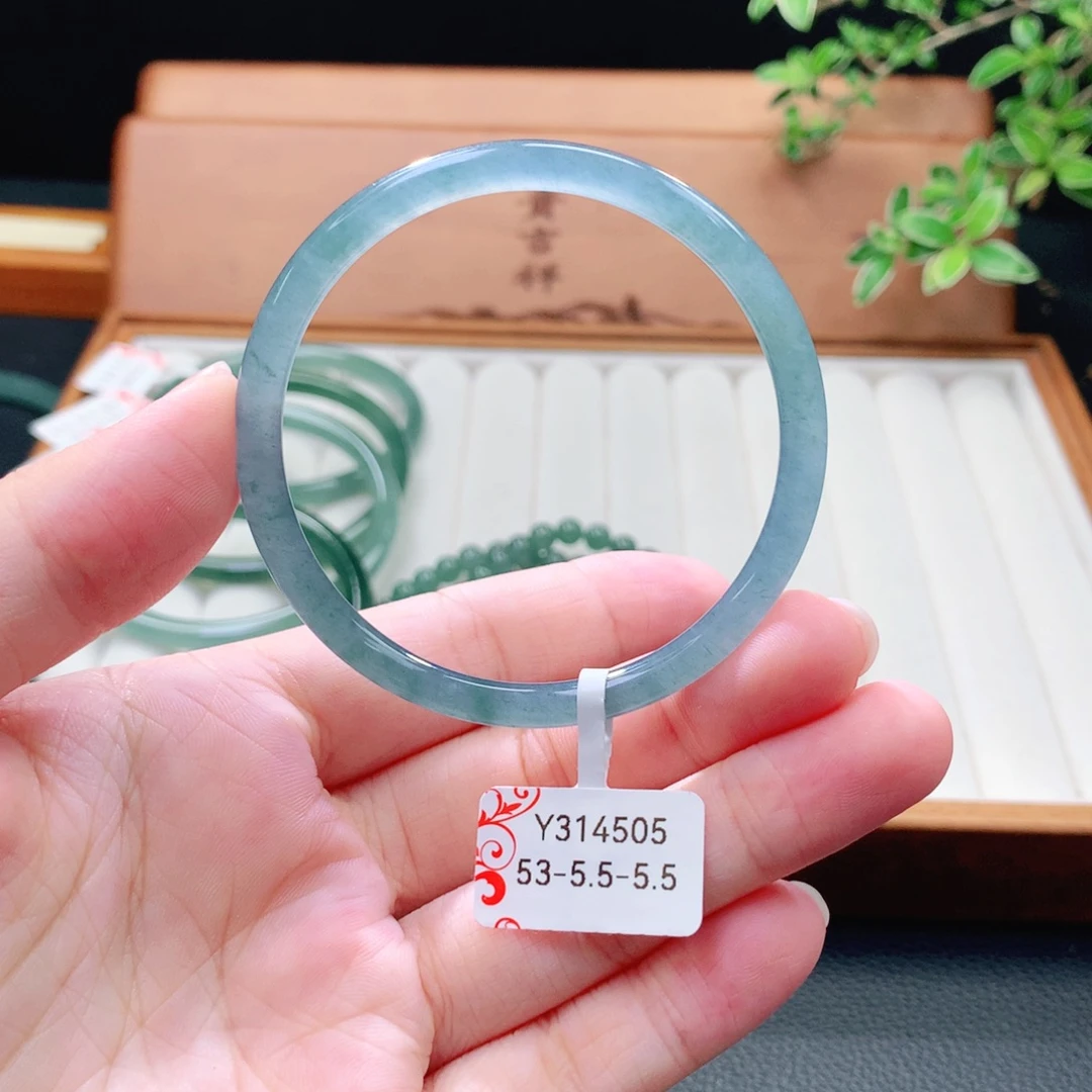 翡翠未镶嵌手镯（圆镯）
