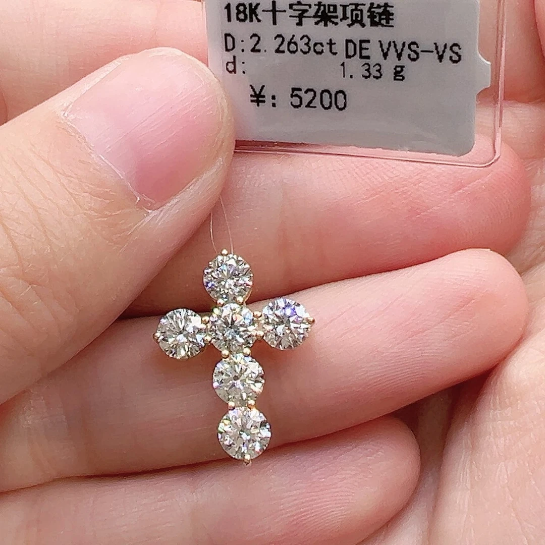 实验室培育钻石18K金镶嵌颈饰单颗37分，十字架k黄