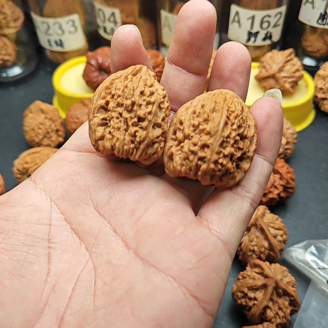 小***治文玩核桃吊坠南疆石