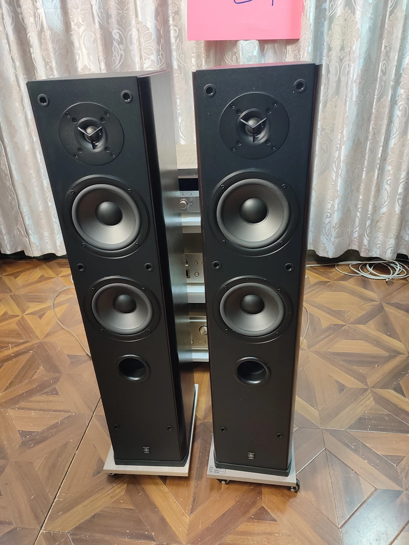9新  二手雅YMH，NS8900落地箱，不包邮。不退换货