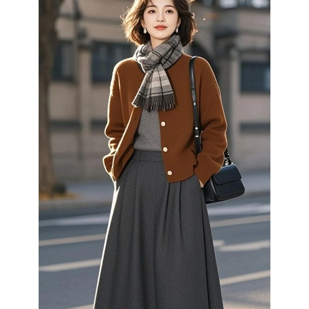 高端女装轻奢减龄针织开衫春季新款圆领单排扣短款纯色长袖毛衣女