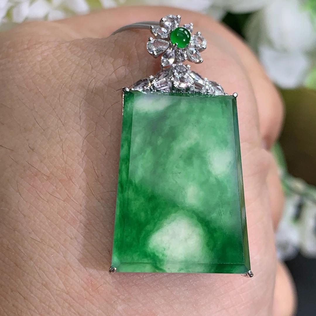 尺寸33.8×17.5×5.4缅甸天然翡翠A货18k金正冰胶绿花无事牌吊坠