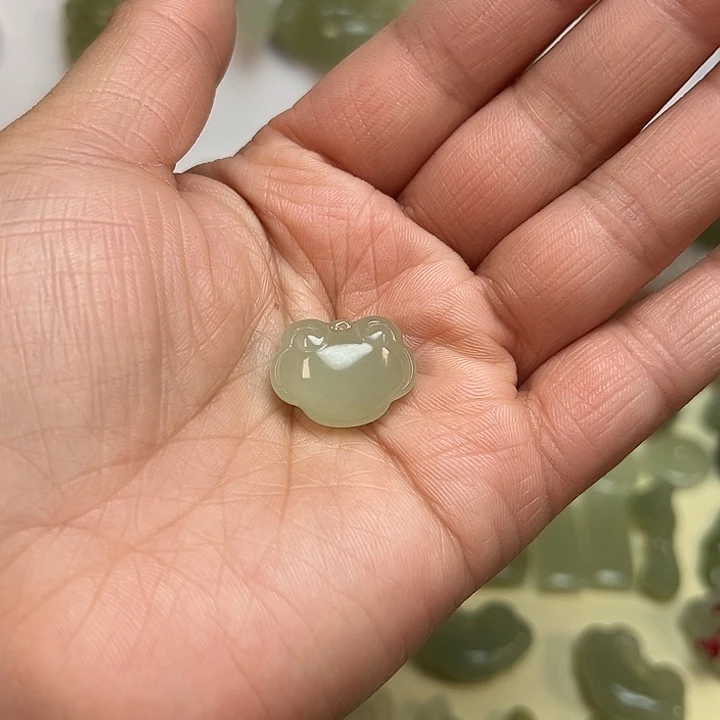 和田玉颈饰未镶嵌小****钱