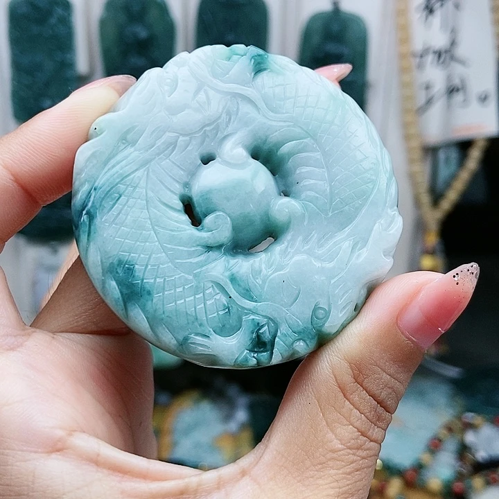 颈饰足铂镶嵌翡翠翡翠