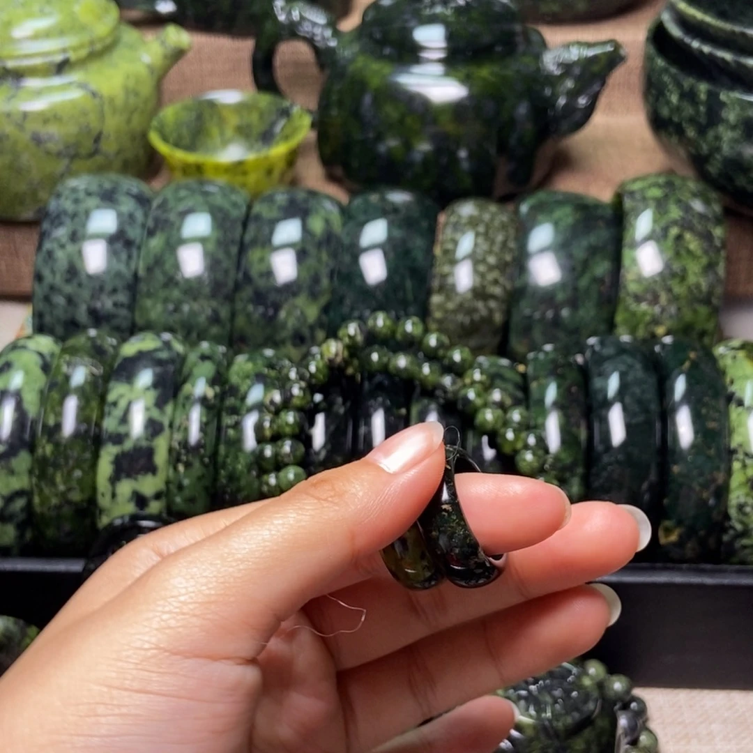 芳****蛇纹石玉未镶嵌药王石手镯