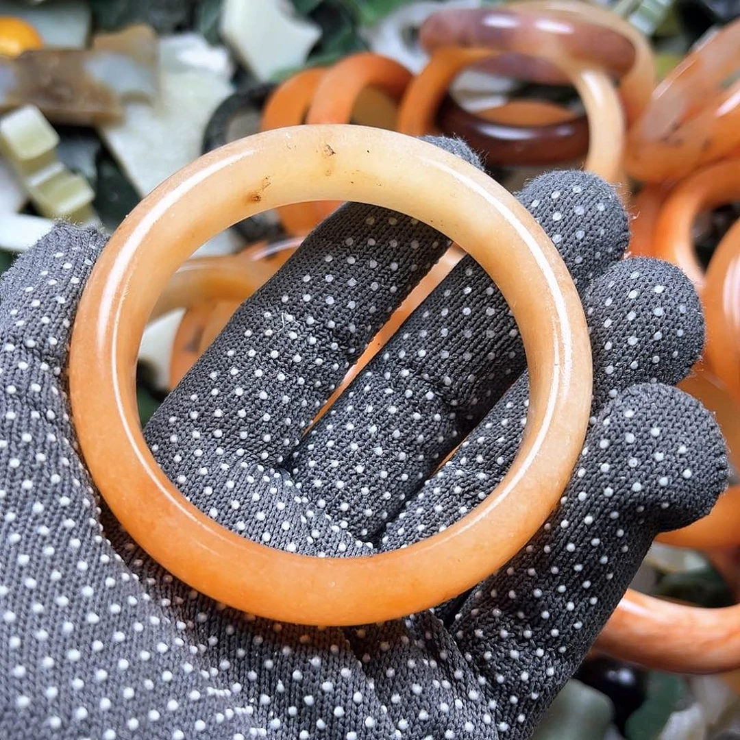 未镶嵌石英质玉（黄龙玉）颈饰63