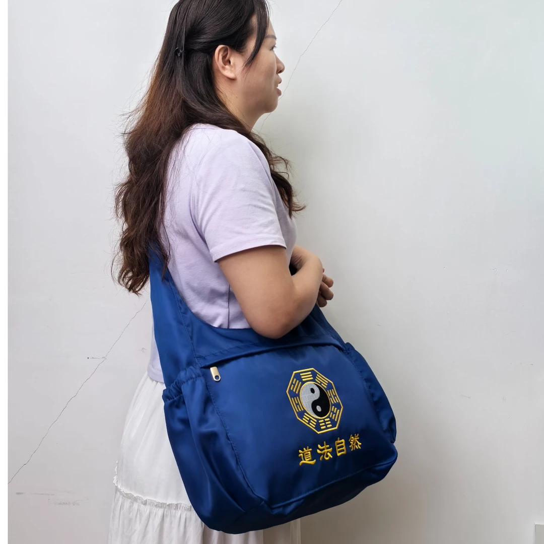 大号道法自然防水刺绣香包定制单肩包斜跨包登山百搭祈福包