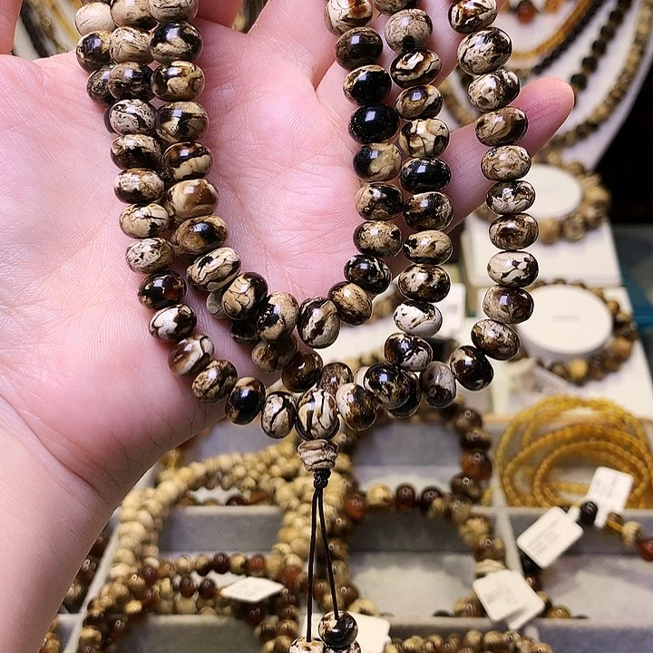 *****琥珀未镶嵌裸石熊猫琥珀